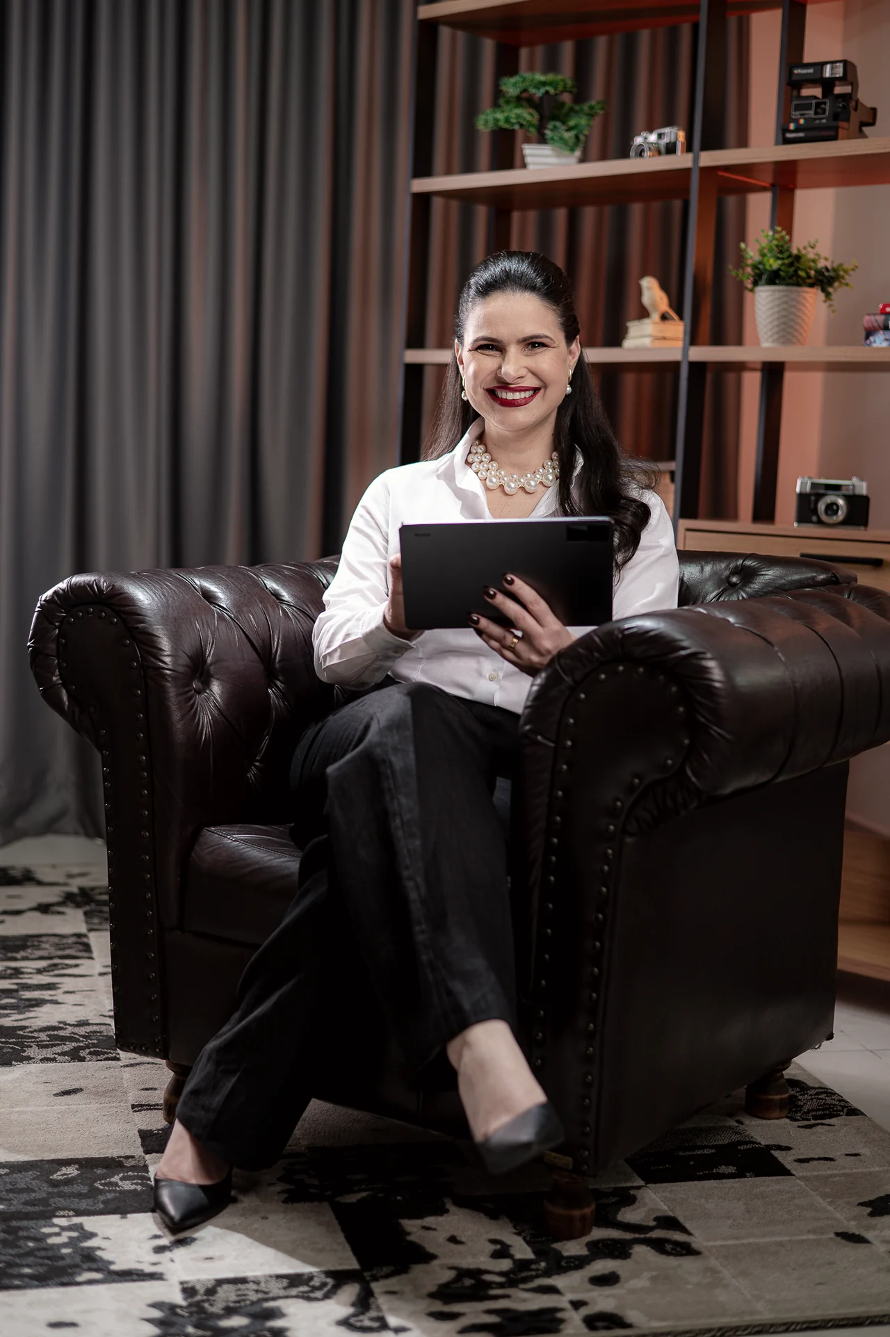 Amanda Gimenes no escritório, em Curitiba
